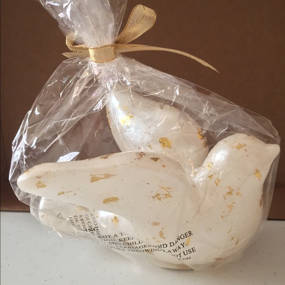 🐬 CLEARANCE ITEM: 🌟 HP ⭐️ 🆕 Large Dove Candle with Golden Foil Accents 🕊 - Picture 4 of 11